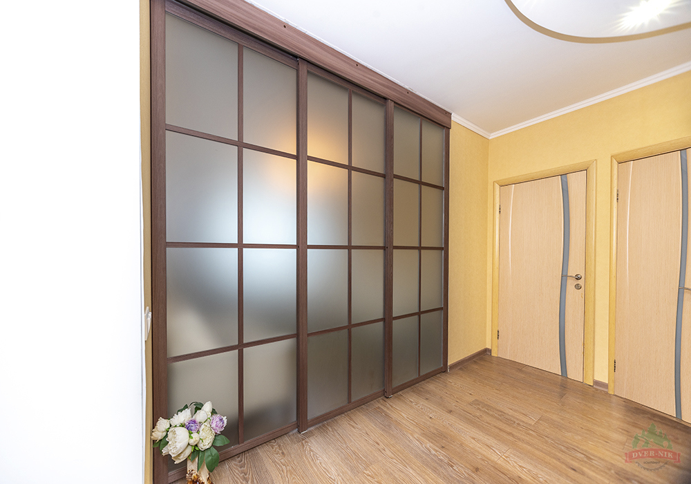 Трёхстворчатая раздвижная перегородка