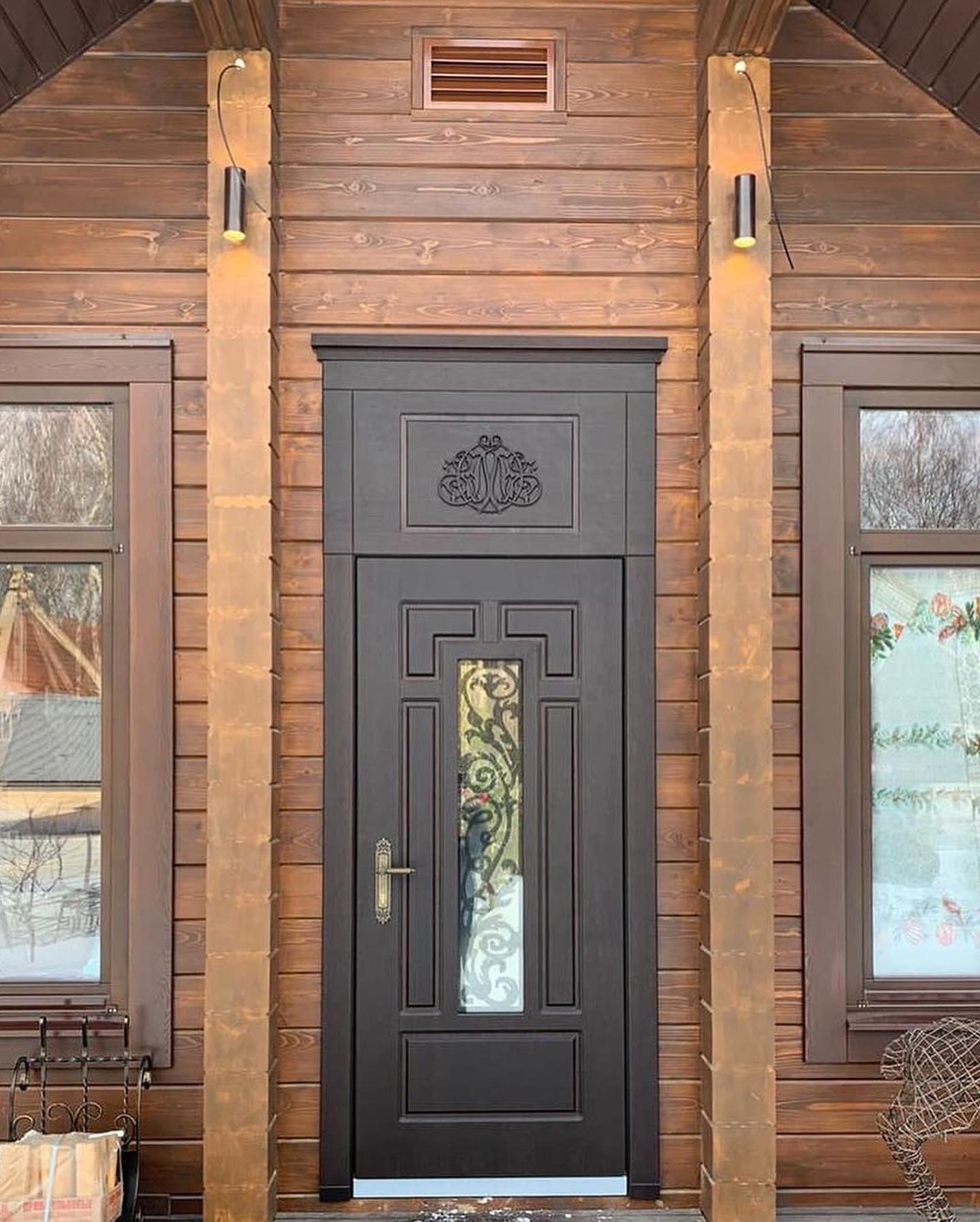 Нестандартная уличная дверь в классическом стиле с уличной накладкой из корабельной фанеры