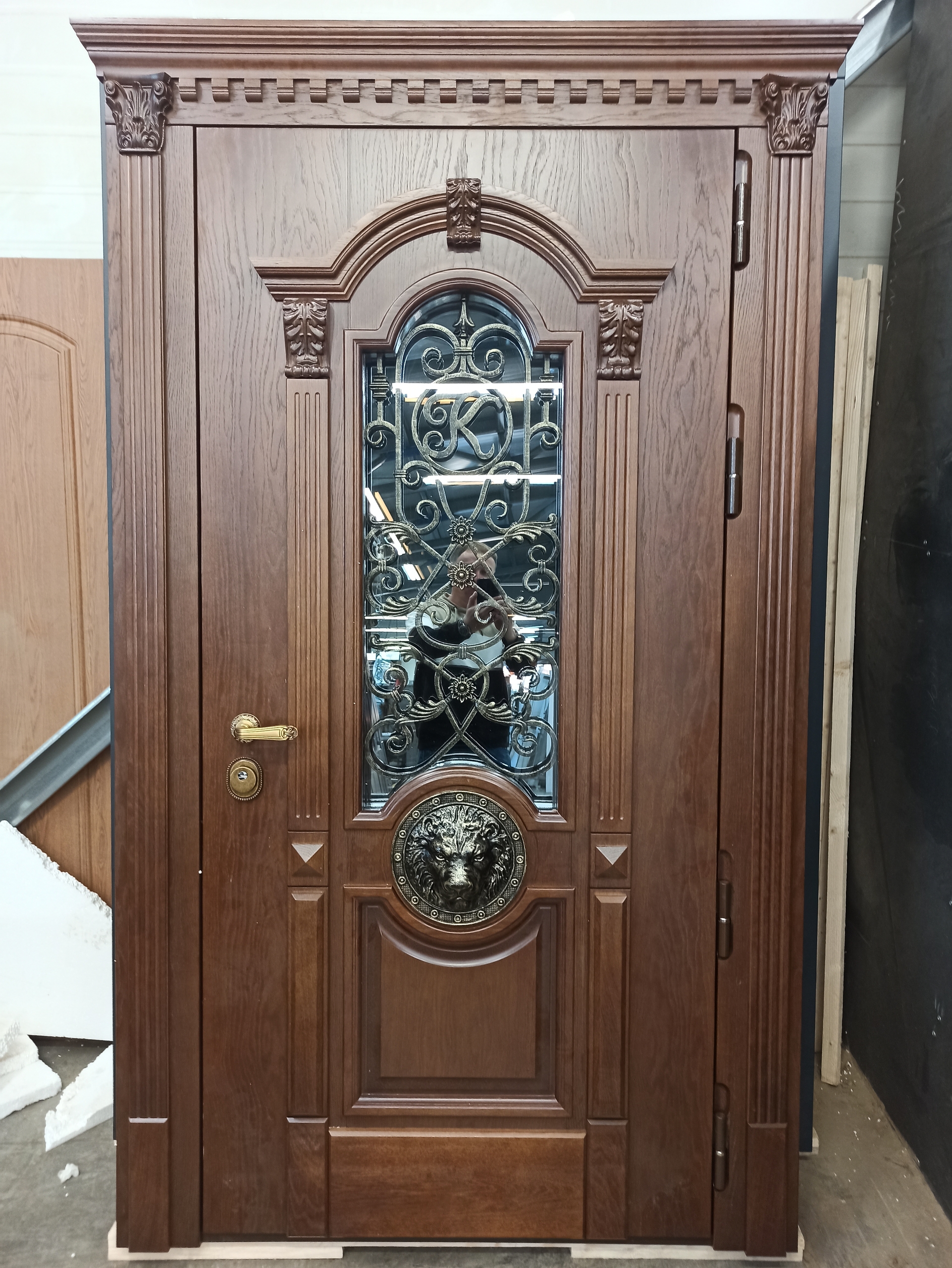 Нестандартная уличная дверь в классическом стиле с уличной накладкой из натурального шпона дуба и резными элементами из дерева