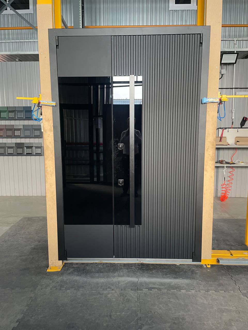 Нестандартная уличная двухстворчатая дверь в стиле «high-tech» и пассивной створкой