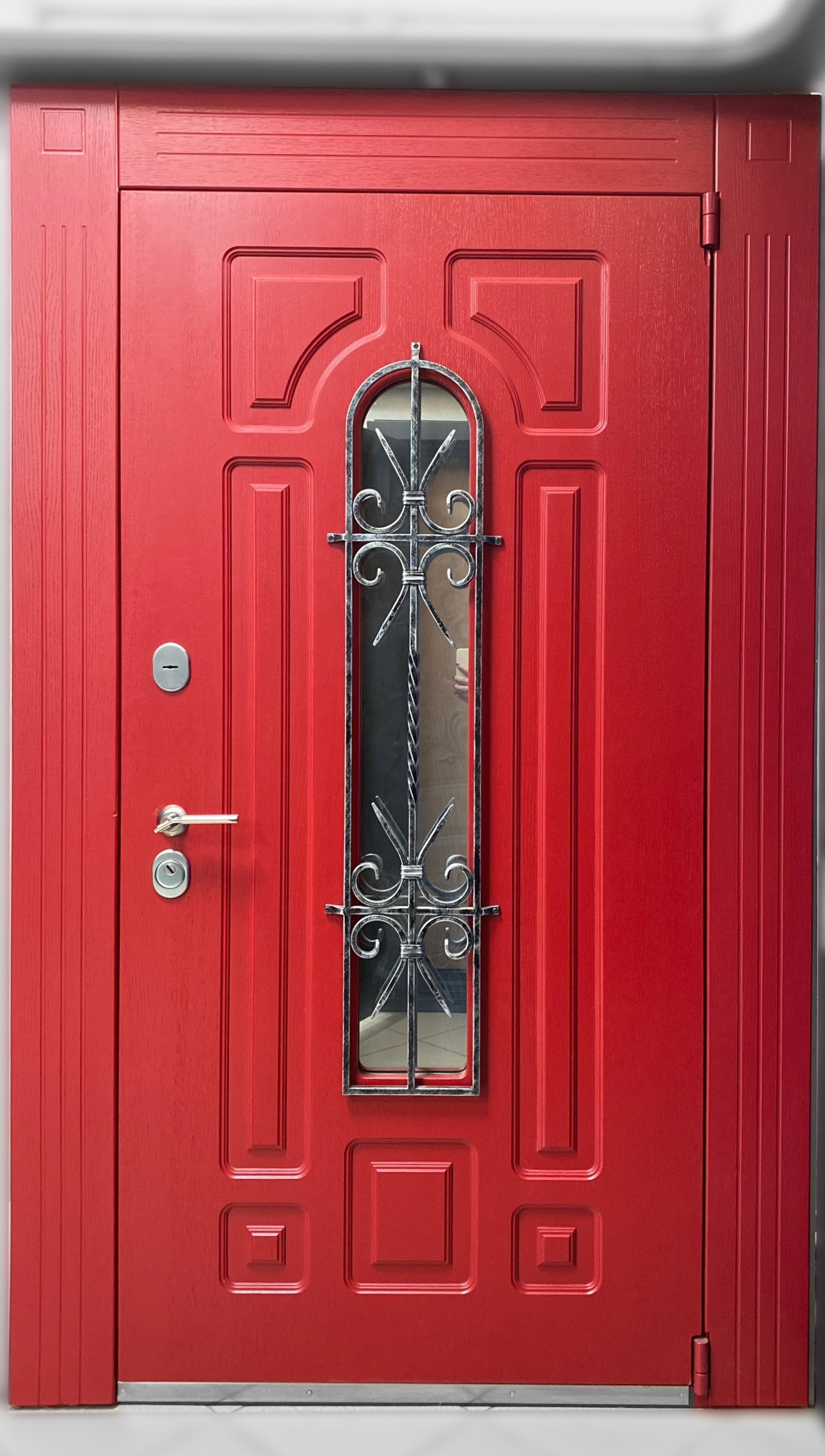 Нестандартная уличная дверь в классическом стиле с уличной накладкой из корабельной фанеры